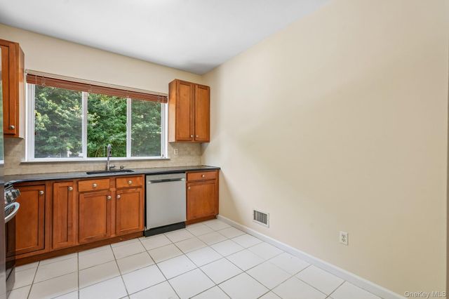 212 Arlington Court, Bardonia, NY 10954