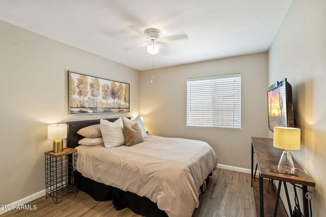 560 W EMERALD Avenue, Mesa, AZ 85210