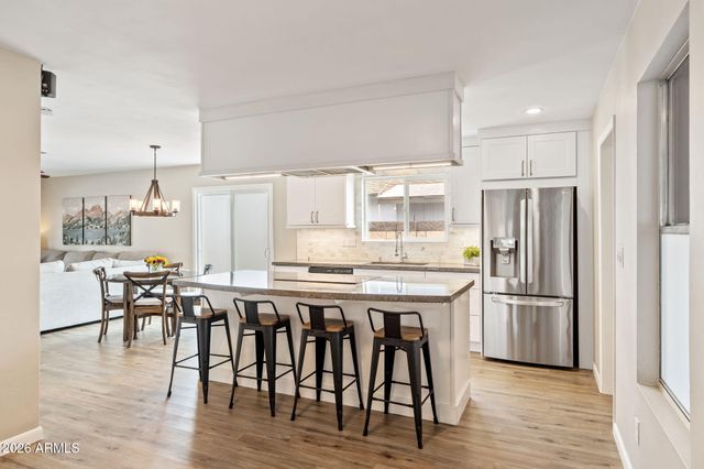 560 W EMERALD Avenue, Mesa, AZ 85210