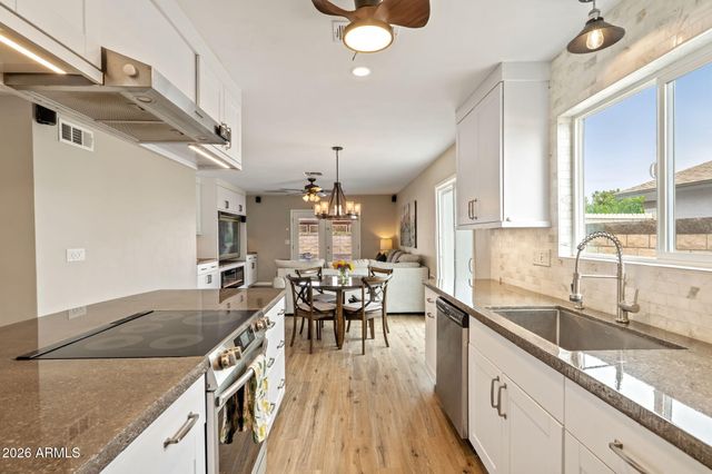 560 W EMERALD Avenue, Mesa, AZ 85210