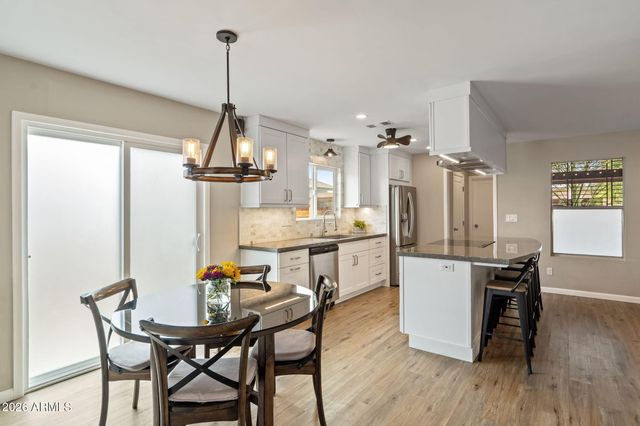 560 W EMERALD Avenue, Mesa, AZ 85210