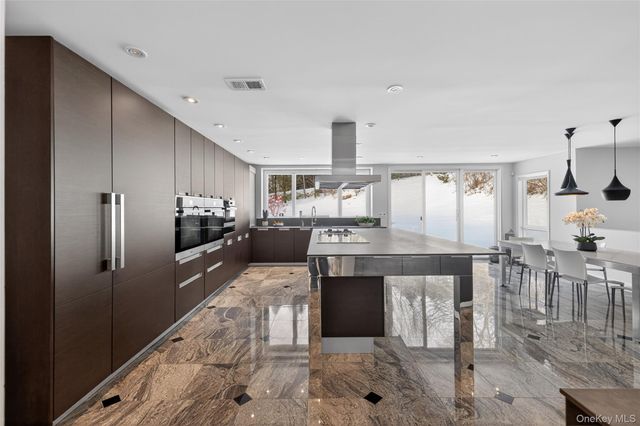 48 Westwood Court, Woodbury, NY 11797