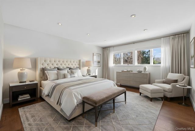 48 Westwood Court, Woodbury, NY 11797