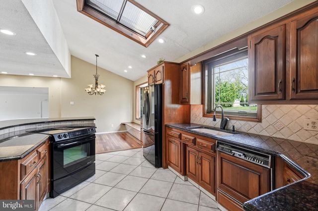 904 HERITAGE RD, Moorestown, NJ 08057