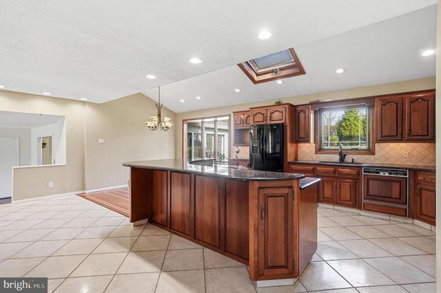 904 HERITAGE RD, Moorestown, NJ 08057