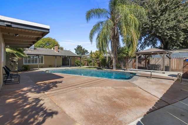 1002 Mount Vernon Dr, Modesto, CA 95350