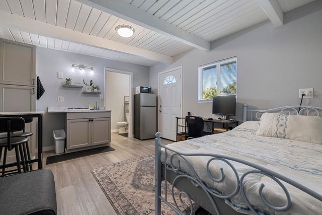 1002 Mount Vernon Dr, Modesto, CA 95350