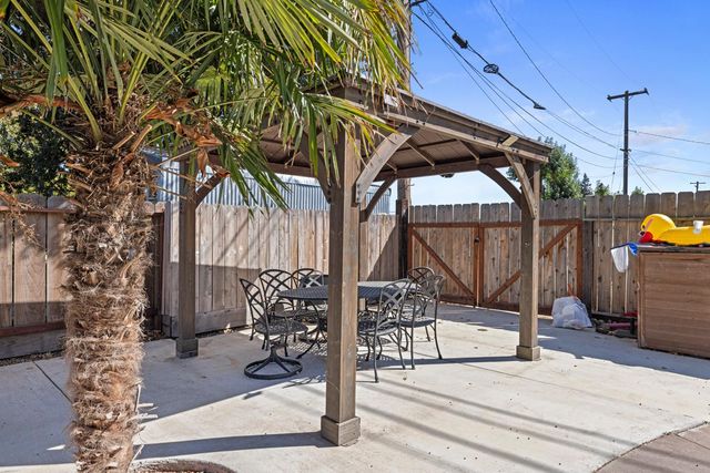 1002 Mount Vernon Dr, Modesto, CA 95350