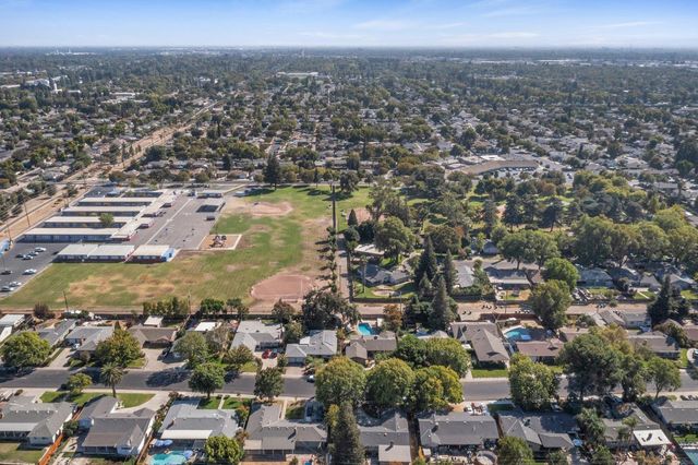 1002 Mount Vernon Dr, Modesto, CA 95350