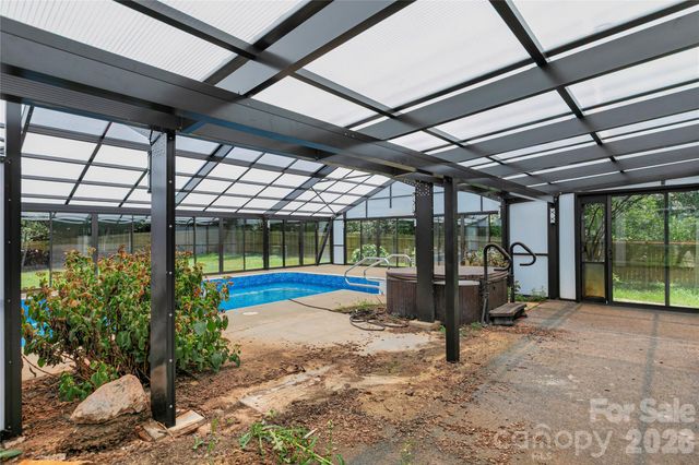 138 Surry Lane, Hendersonville, NC 28791
