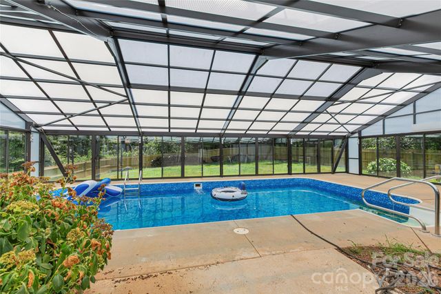 138 Surry Lane, Hendersonville, NC 28791