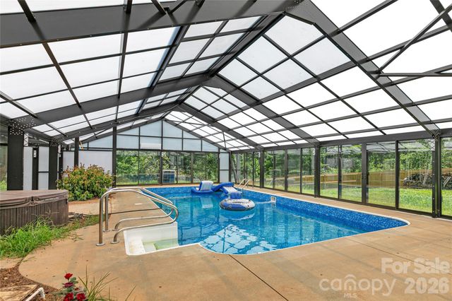 138 Surry Lane, Hendersonville, NC 28791