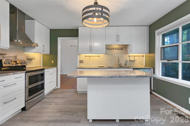 138 Surry Lane, Hendersonville, NC 28791