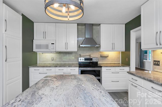 138 Surry Lane, Hendersonville, NC 28791