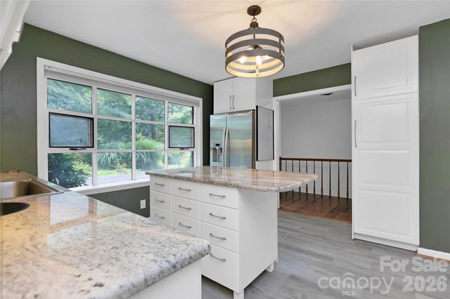 138 Surry Lane, Hendersonville, NC 28791
