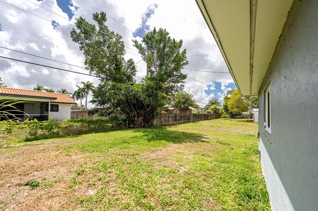 13 W Palmetto Road, Lake Worth, FL 33467