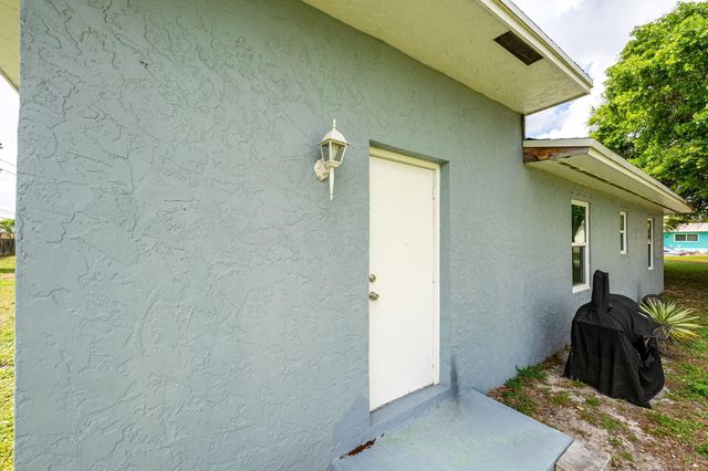 13 W Palmetto Road, Lake Worth, FL 33467