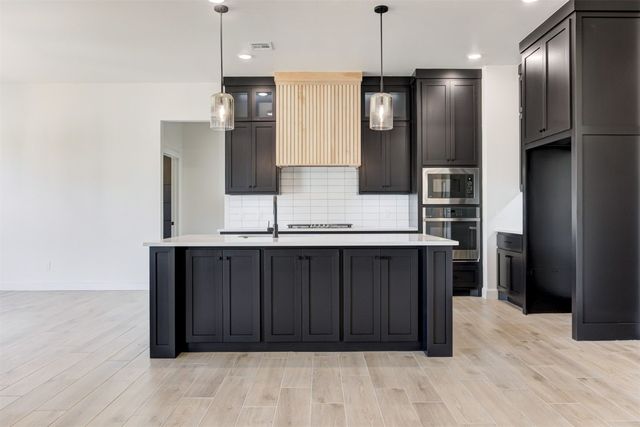 5700 Gold Stone Court, Mustang, OK 73064