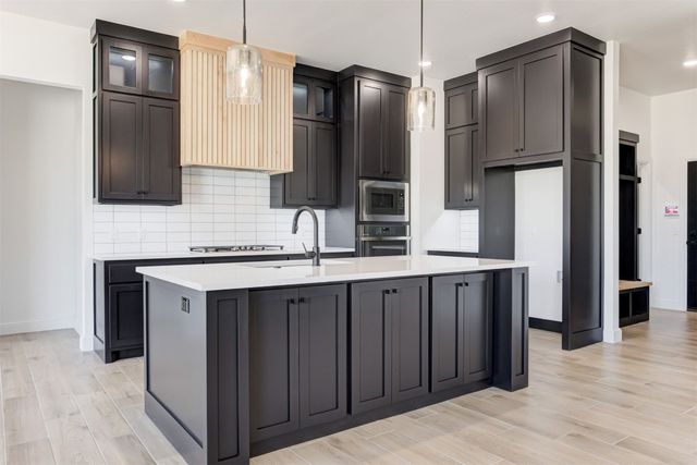 5700 Gold Stone Court, Mustang, OK 73064