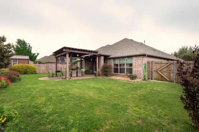 107 Manor Lane, Waxahachie, TX 75165