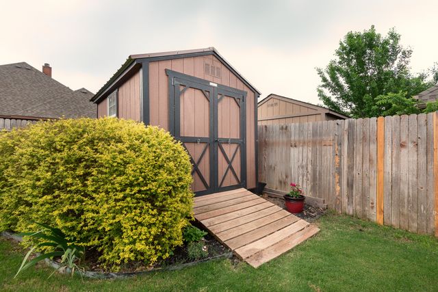 107 Manor Lane, Waxahachie, TX 75165