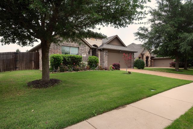 107 Manor Lane, Waxahachie, TX 75165