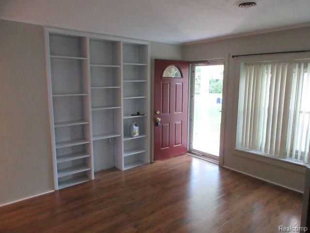 4059 Chenlot Lane, Waterford, MI 48328