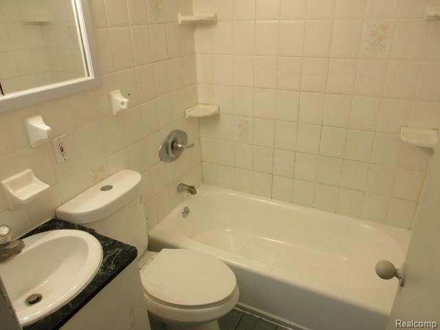 4059 Chenlot Lane, Waterford, MI 48328