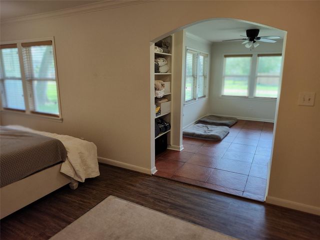 202 E Forest Avenue, Shoreacres, TX 77571