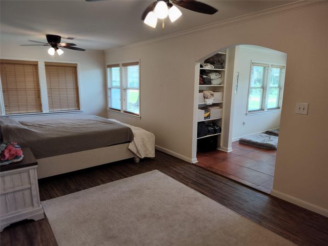 202 E Forest Avenue, Shoreacres, TX 77571