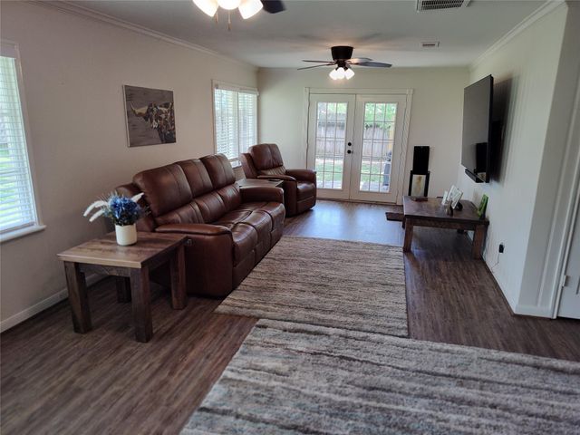 202 E Forest Avenue, Shoreacres, TX 77571