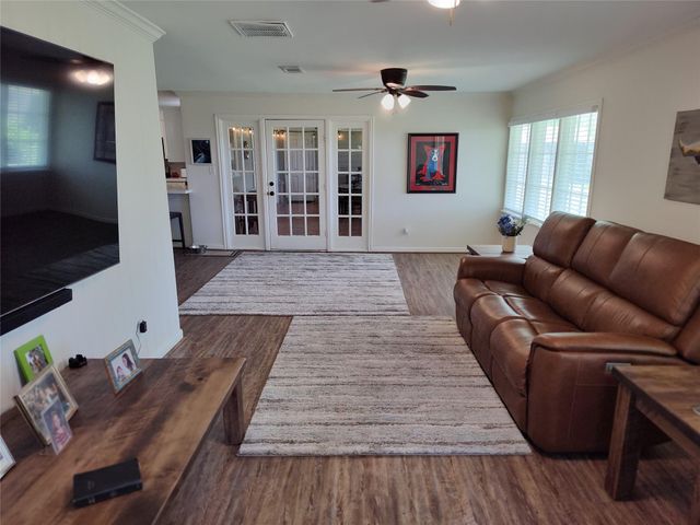 202 E Forest Avenue, Shoreacres, TX 77571