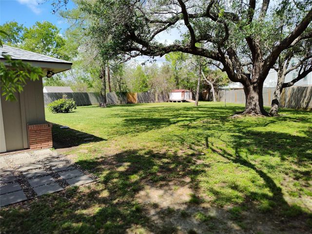 202 E Forest Avenue, Shoreacres, TX 77571