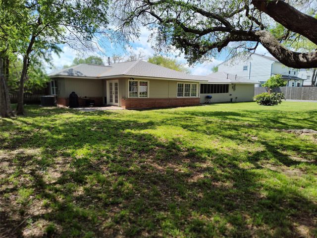 202 E Forest Avenue, Shoreacres, TX 77571