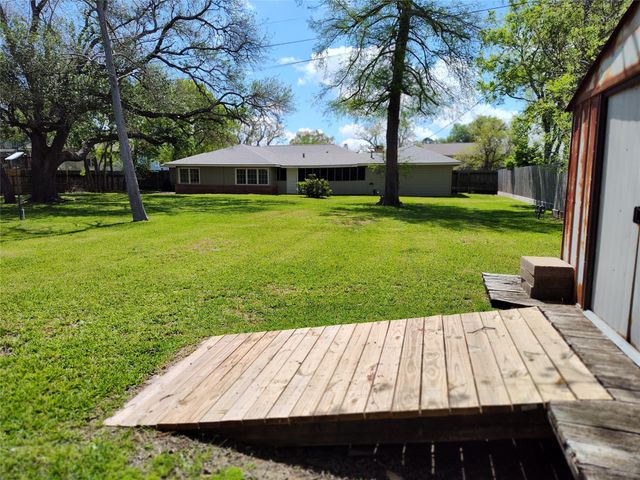 202 E Forest Avenue, Shoreacres, TX 77571