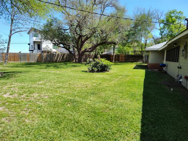 202 E Forest Avenue, Shoreacres, TX 77571