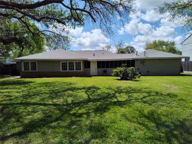 202 E Forest Avenue, Shoreacres, TX 77571