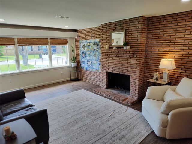 202 E Forest Avenue, Shoreacres, TX 77571