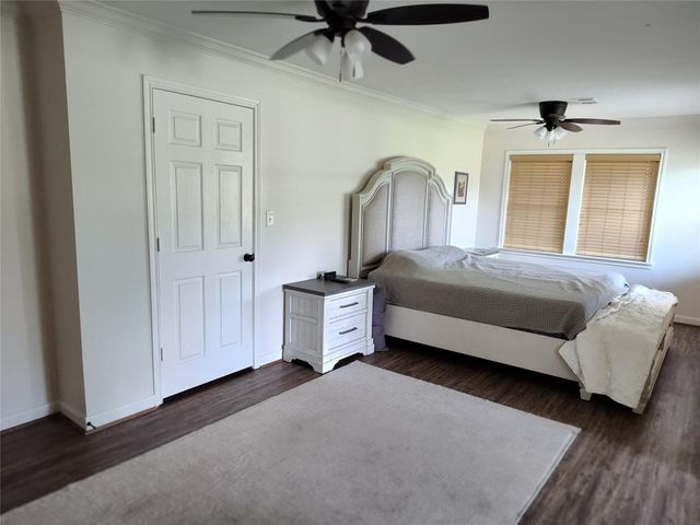 202 E Forest Avenue, Shoreacres, TX 77571