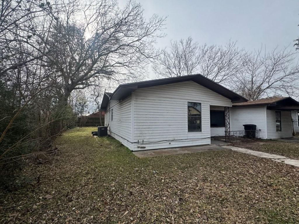 1805 Vermont Street, Baytown, TX 77520