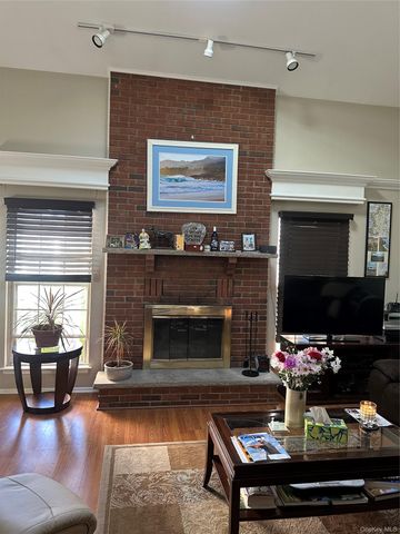 121 Villagegreen Court, Warwick, NY 10990