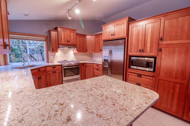 10514 N Arrowhead Dr, Spokane, WA 99208