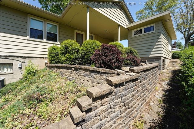 1523 Hilltop Drive, South Charleston, WV 25303