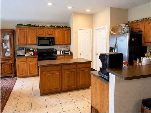 1100 Linden Drive, Burleson, TX 76028