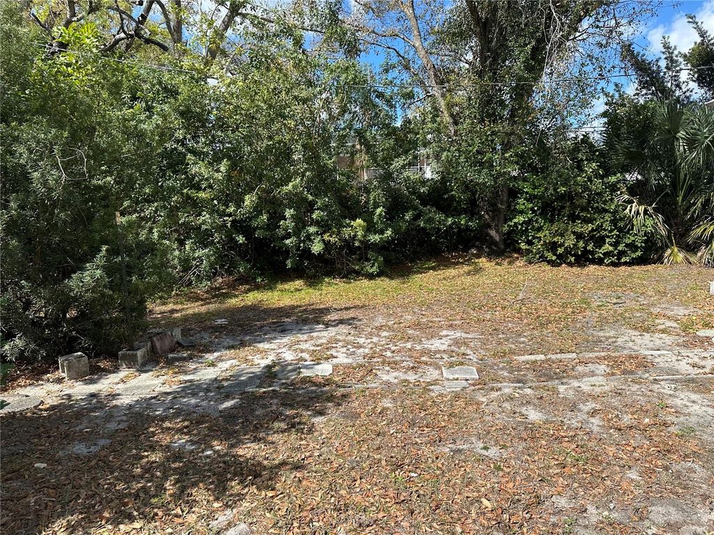 Image 5 of property listing at 3616 W AZEELE STREET, Tampa, FL 33609