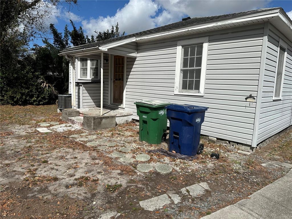 Image 6 of property listing at 3616 W AZEELE STREET, Tampa, FL 33609