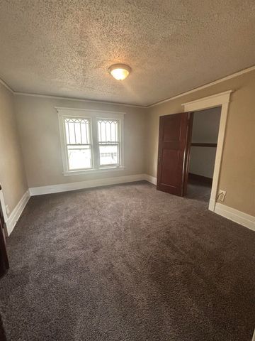 821 W Mullan Avenue, Waterloo, IA 50701