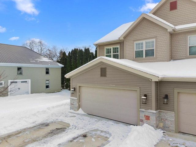 3001 Graydon AVENUE, East Troy, WI 53120