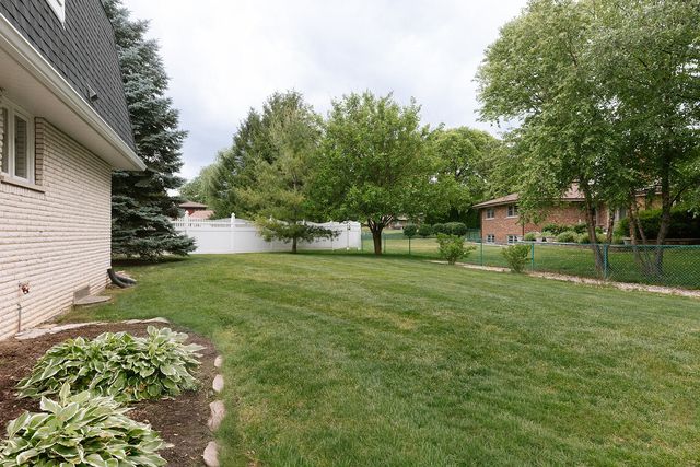 7810 Del Court, Darien, IL 60561