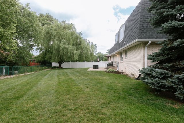 7810 Del Court, Darien, IL 60561